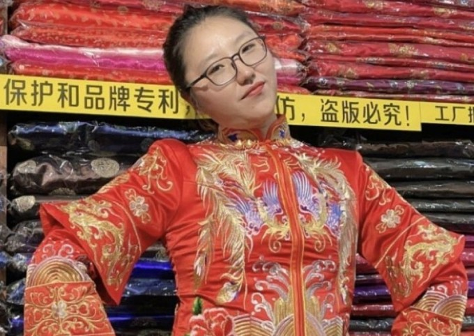 Cô gái làm nghề thử quần áo cho người chết
