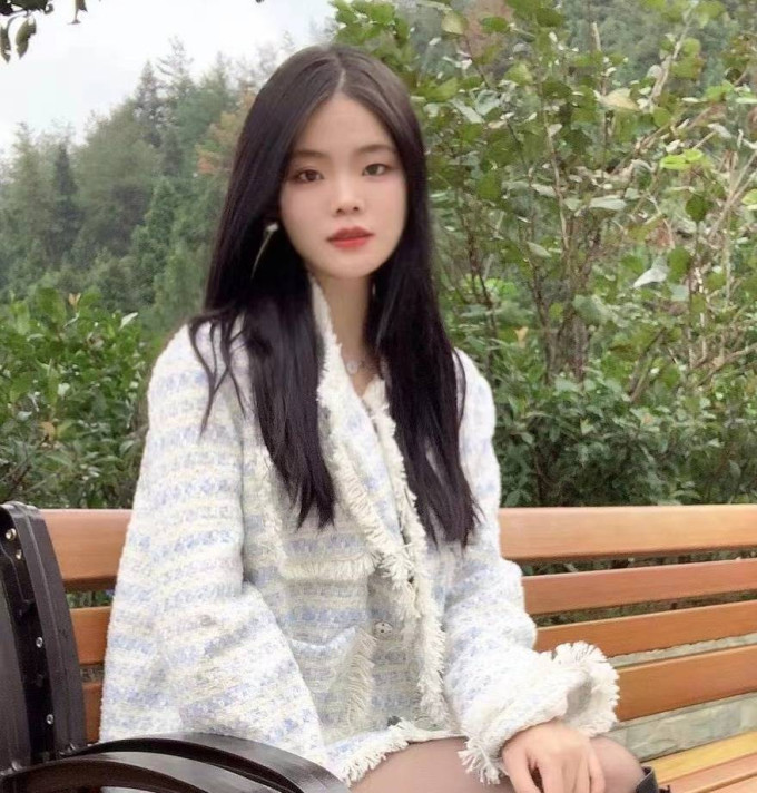 Nữ sinh Gen Z chọn nghề canh mộ